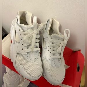 Nike Huaraches white